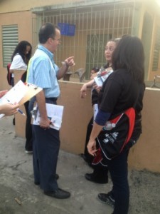 Personal de HealthproMed orientando a la comunidad de Barrio Obrero Marina.